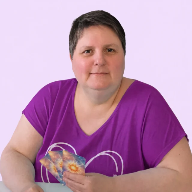 Angelina Schulze mit Lenormandkarten in der Hand