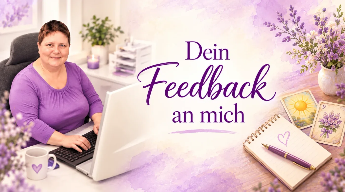 Dein Feedback an mich: Angelina am Schreibtisch mit Laptop, Notizbuch und Lenormandkarten